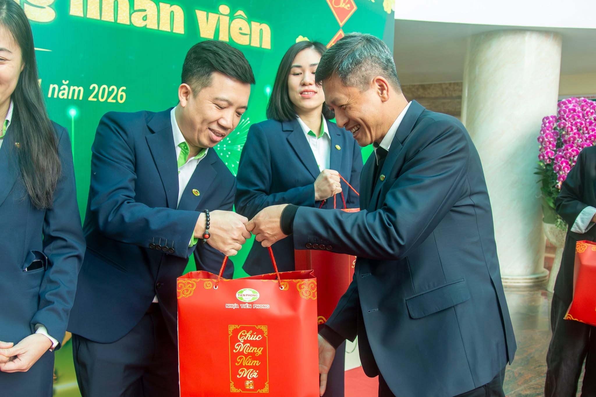 NHỰA TIỀN PHONG TRAO TẶNG QUÀ TẾT 2026 CHO CBCNV