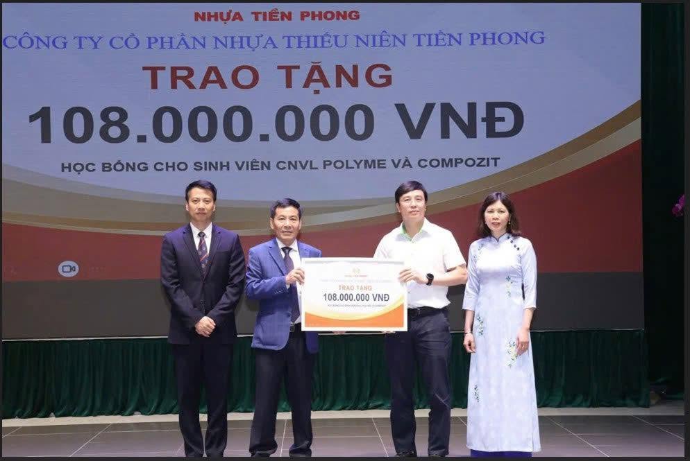 TRAO TẶNG HỌC BỔNG CHO SINH VIÊN TRƯỜNG VẬT LIỆU - ĐH BÁCH KHOA