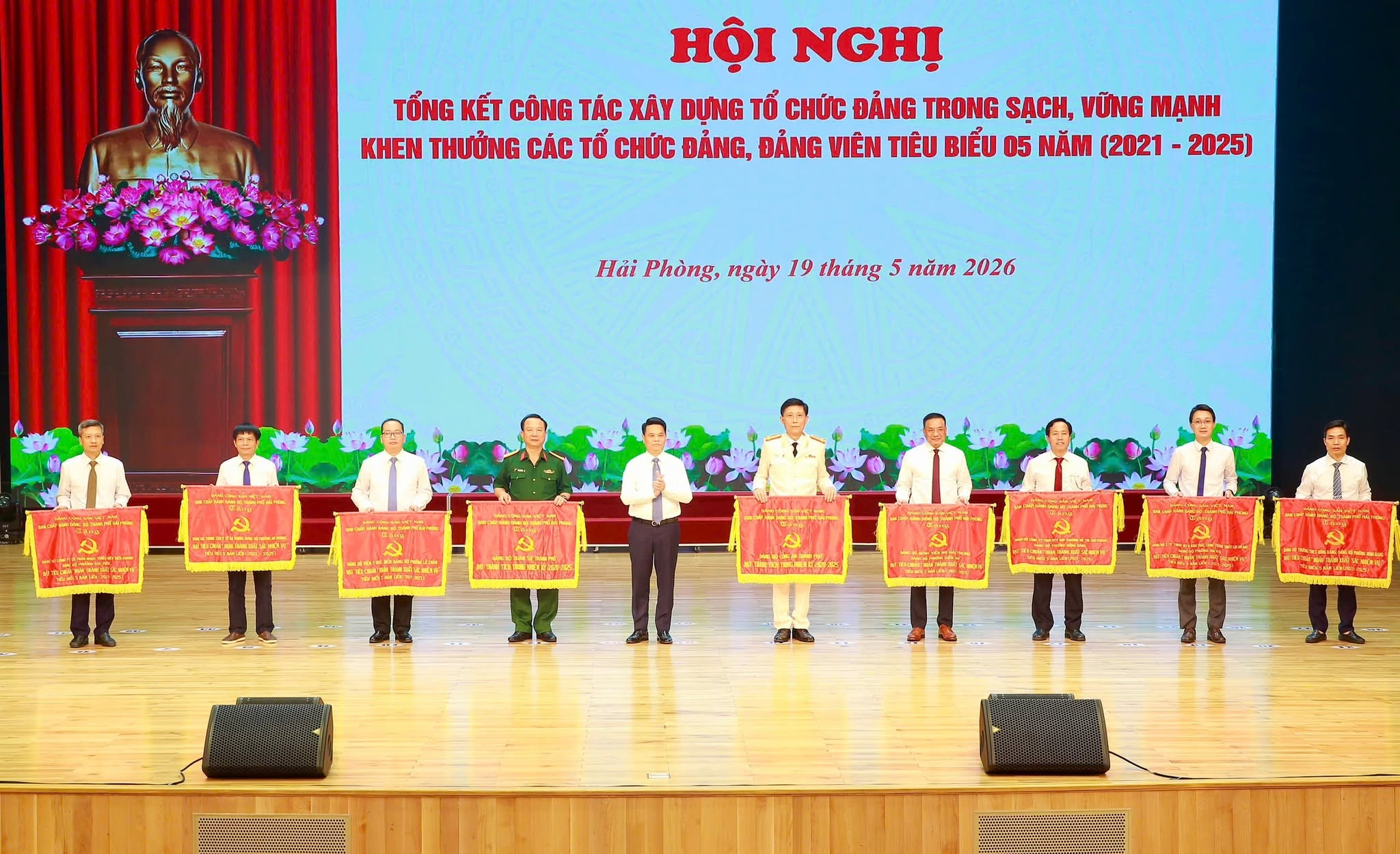 ĐẢNG BỘ NHỰA TIỀN PHONG NHẬN CỜ THI ĐUA CỦA THÀNH ỦY HẢI PHÒNG