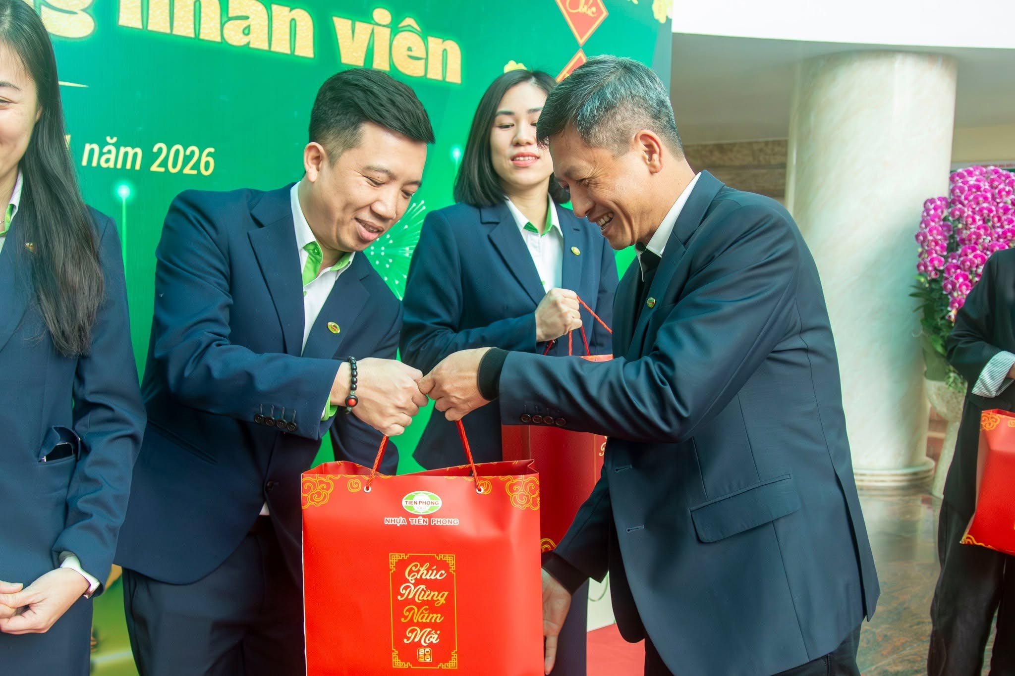 NHỰA TIỀN PHONG TRAO TẶNG QUÀ TẾT 2026 CHO CBCNV
