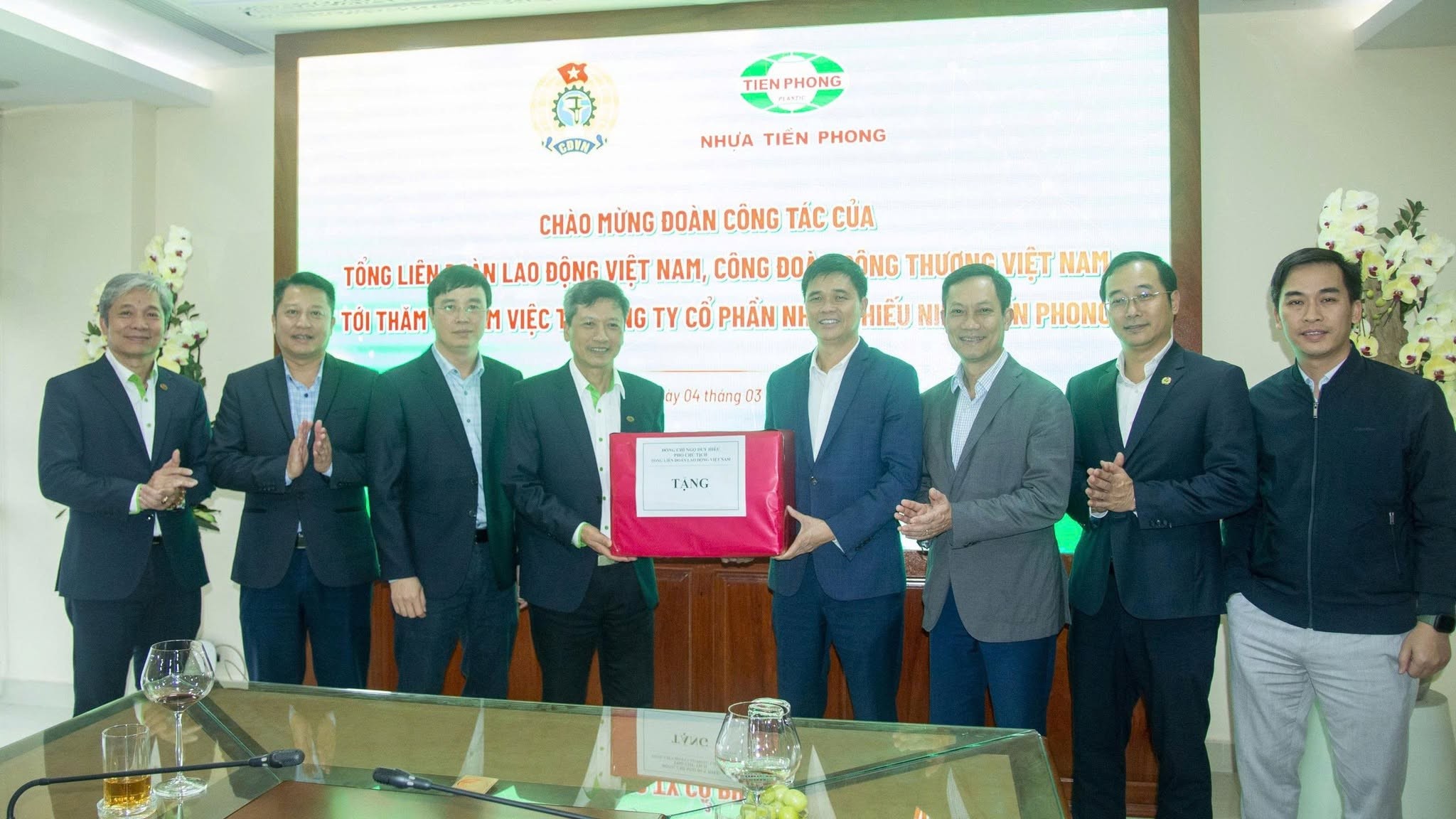 ĐOÀN CÔNG TÁC CỦA TỔNG LIÊN ĐOÀN LAO ĐỘNG VIỆT NAM VÀ CÔNG ĐOÀN CÔNG THƯƠNG VIỆT NAM TỚI THĂM & LÀM VIỆC TẠI NHỰA TIỀN PHONG