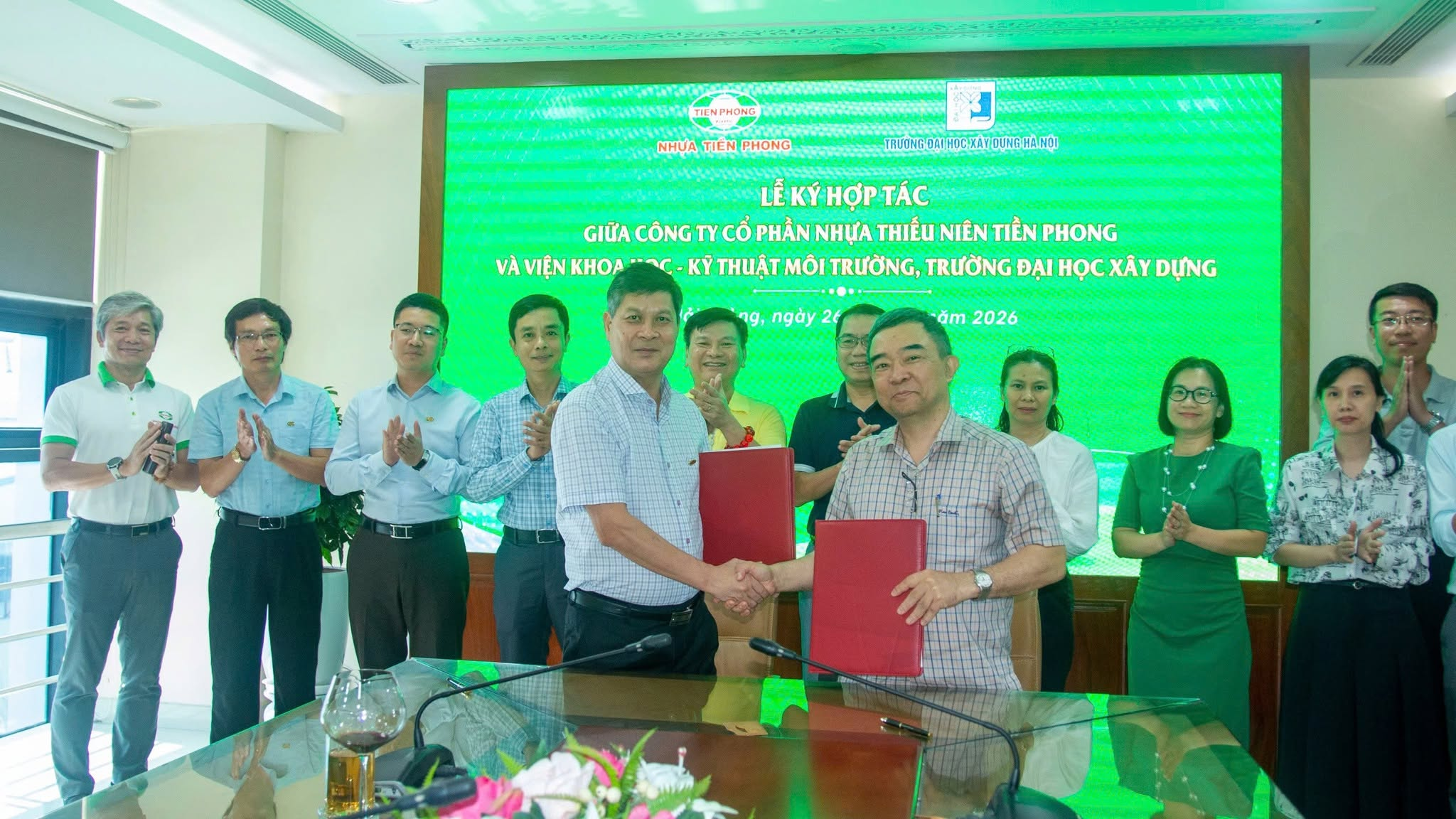 LỄ KÝ HỢP TÁC GIỮA VIỆN KHOA HỌC VÀ KỸ THUẬT MÔI TRƯỜNG – TRƯỜNG ĐẠI HỌC XÂY DỰNG HÀ NỘI VÀ NHỰA TIỀN PHONG