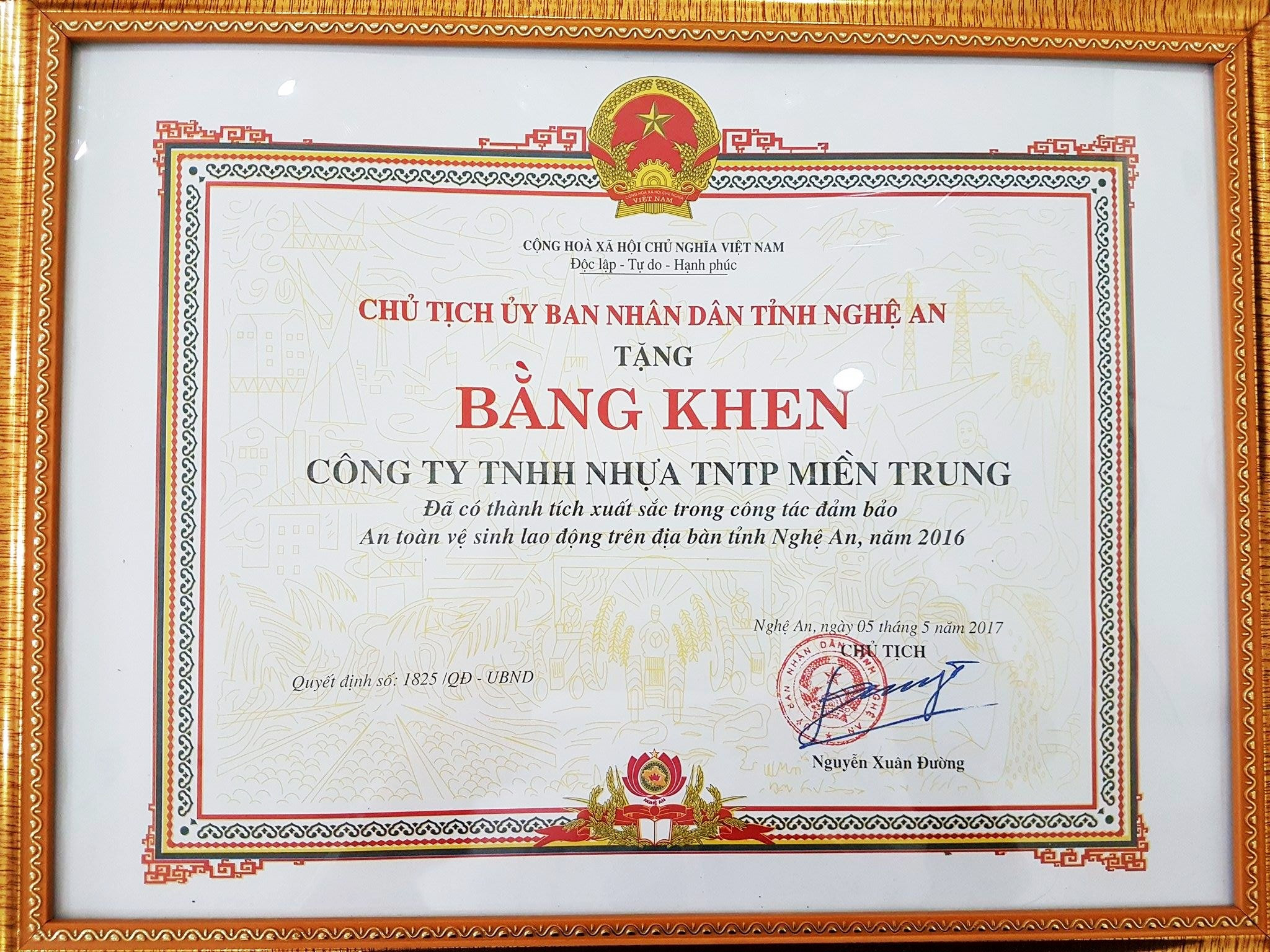 Nhựa Tiền Phong miền trung được tặng bằng khen vì đã có thành tích xuất sắc trong công tác đảm bảo an toàn vệ sinh lao động